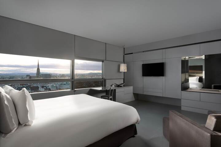 Room 32 of 193
