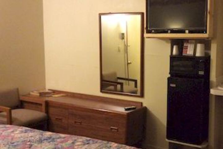 Room 10 of 13