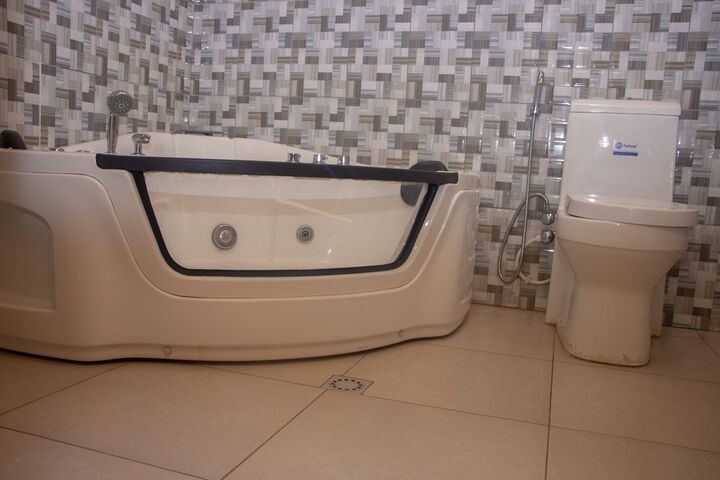 Room in House - Cosy Private Room With Hottub