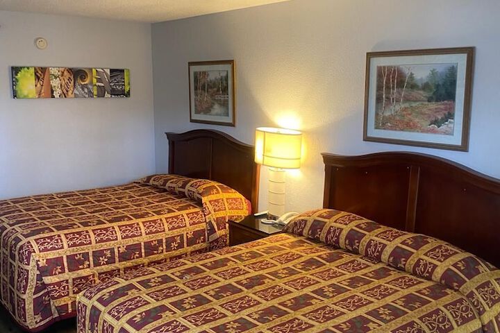 2 Queen Beds (3 of 4)