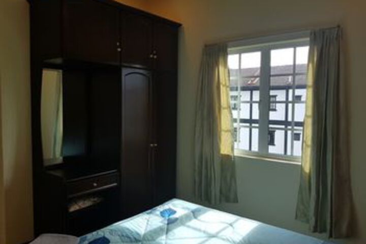 Room 10 of 18