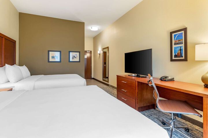 2 Queen Beds (14 of 16)