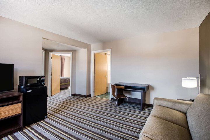 1 Queen Bed Accessible Room (2 of 12)