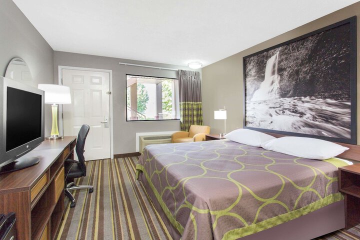 1 Queen Bed (10 of 13)