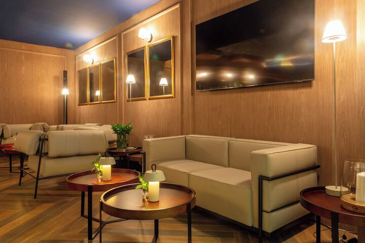 Lounge 110 of 132