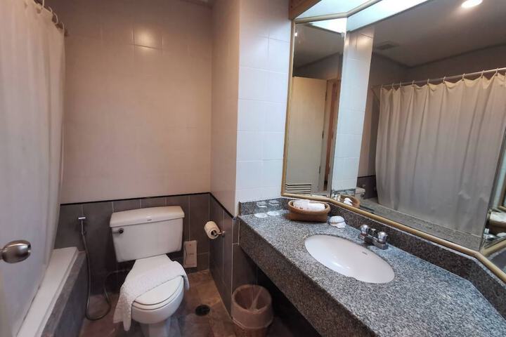 Room 8 of 37