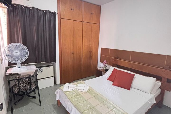 Room 6 of 14