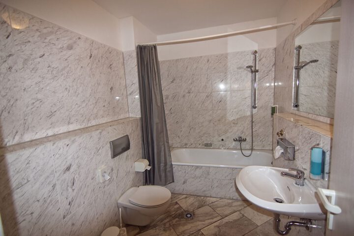 Room 12 of 25
