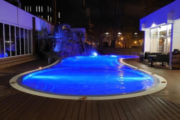 Pool 25 of 33