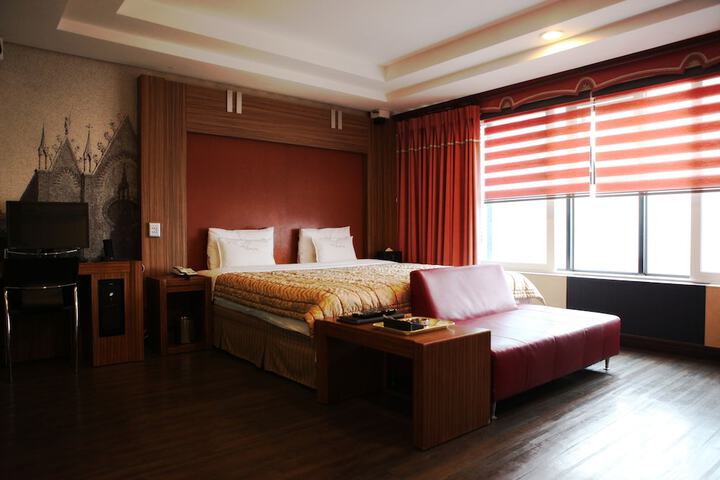 Room 6 of 33