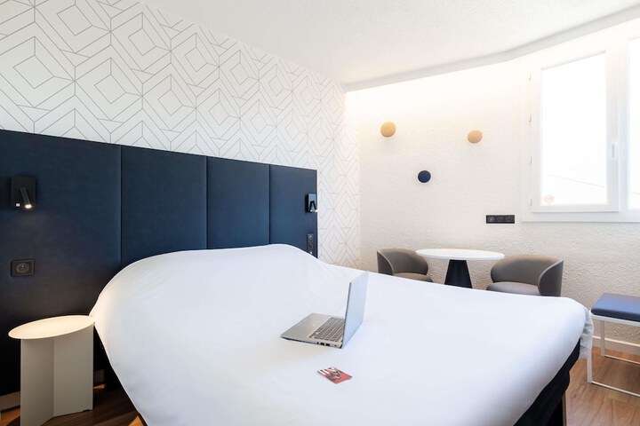Room 10 of 102