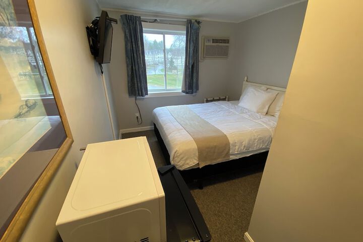 1 Queen Bed (3 of 6)