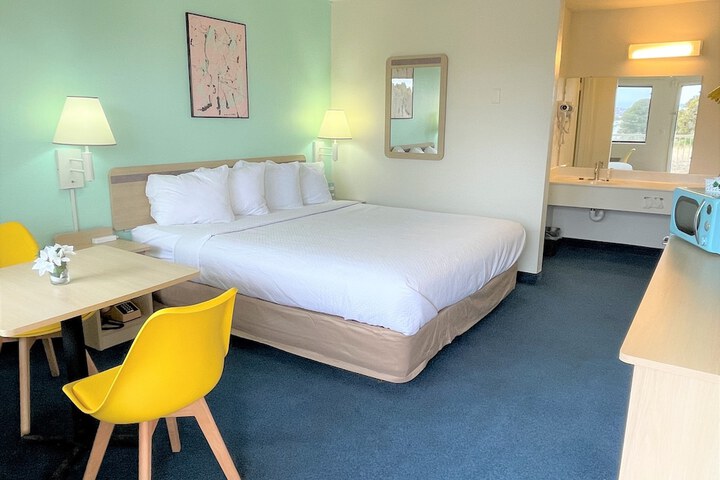 Room 25 of 74