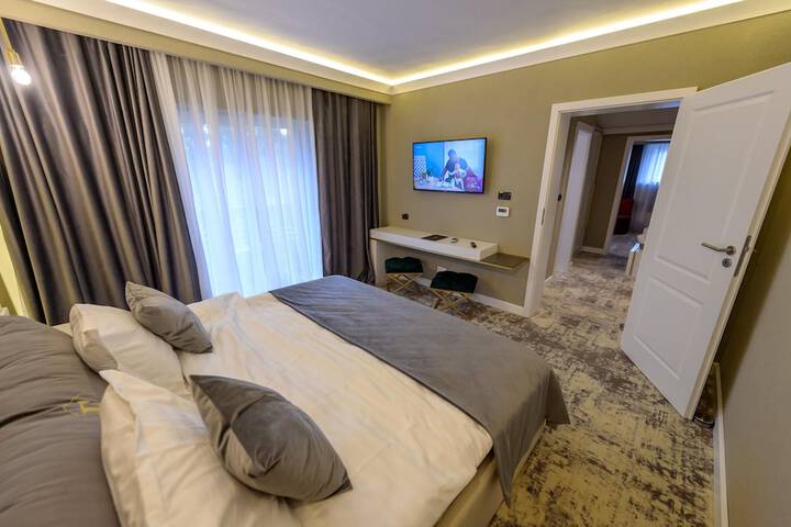 Room 4 of 104