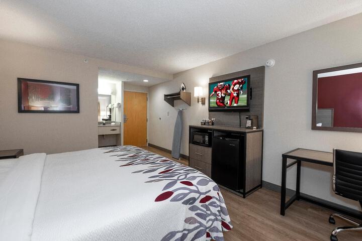 Deluxe King Bed Accessible (8 of 17)