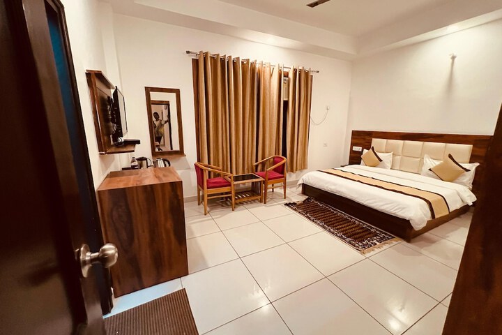 Room 4 of 10