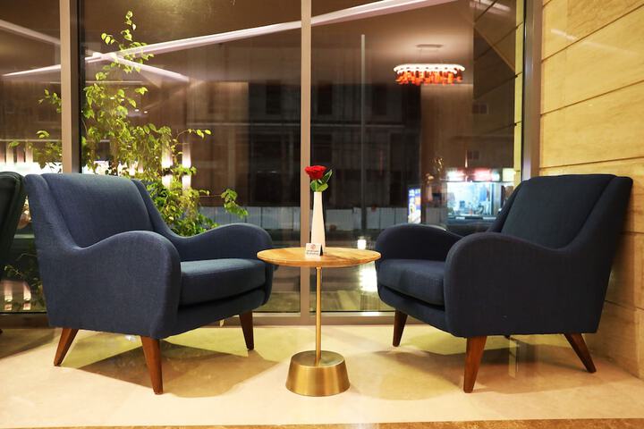 Lounge 37 of 39