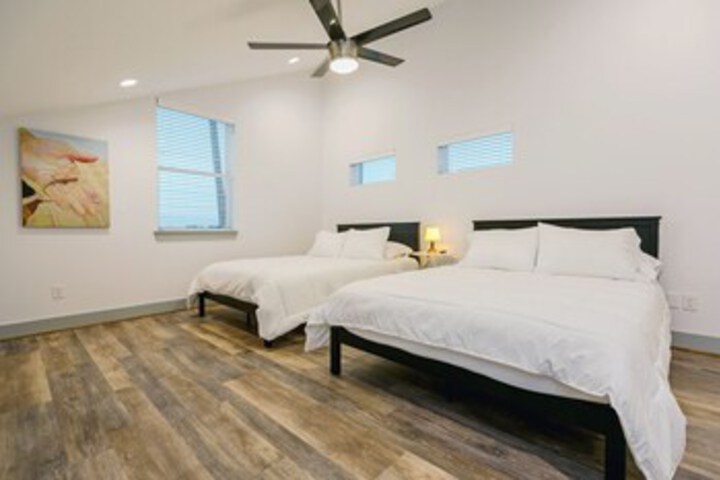 Room 32 of 43