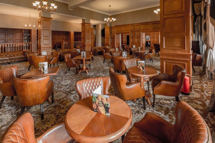 Lounge 34 of 46