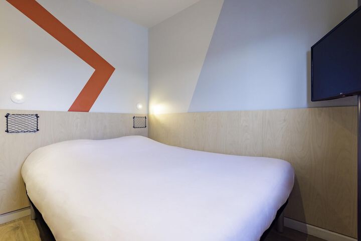Room 12 of 38