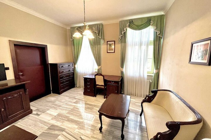 Room 10 of 23