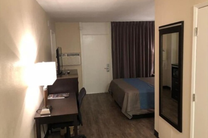 Room 12 of 27