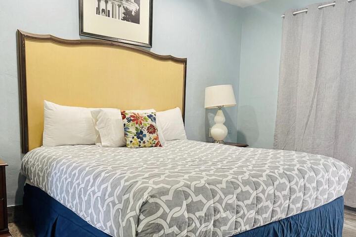 Standard King Room (3 of 4)