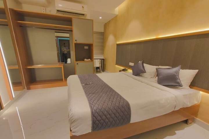 Room 8 of 18