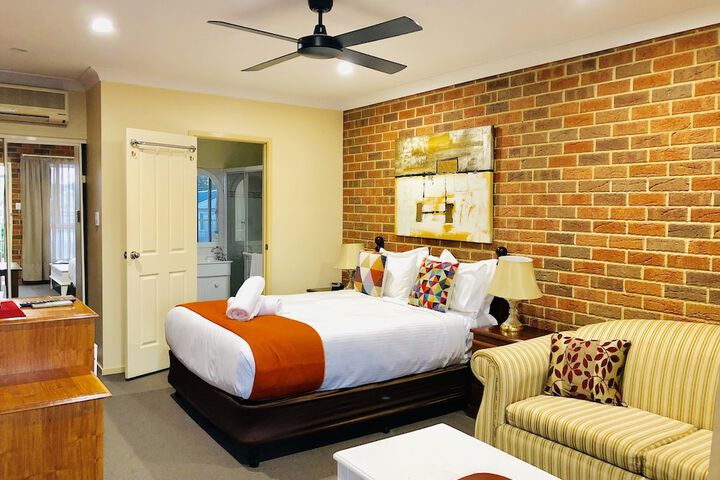 Room 28 of 103