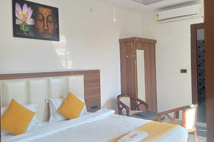 Room 13 of 33