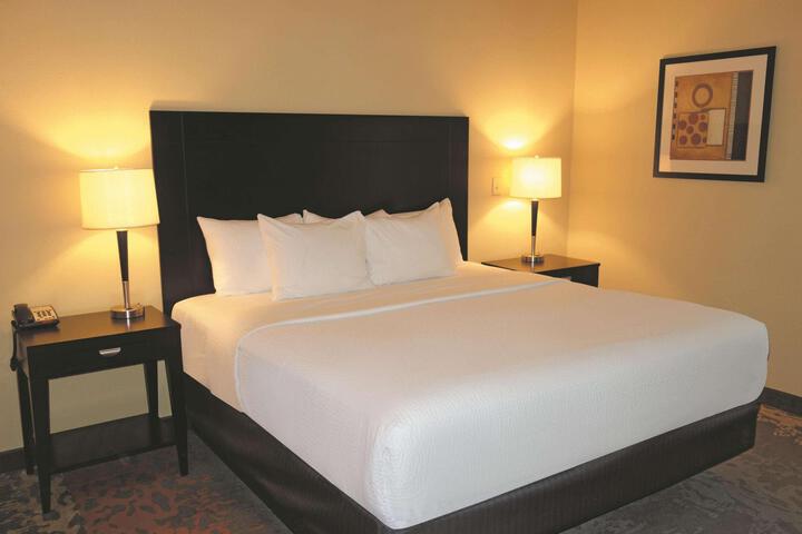 1 King Bed (24 of 26)