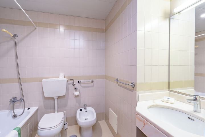 Room 10 of 13