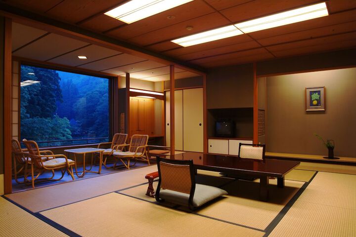 Room 8 of 77