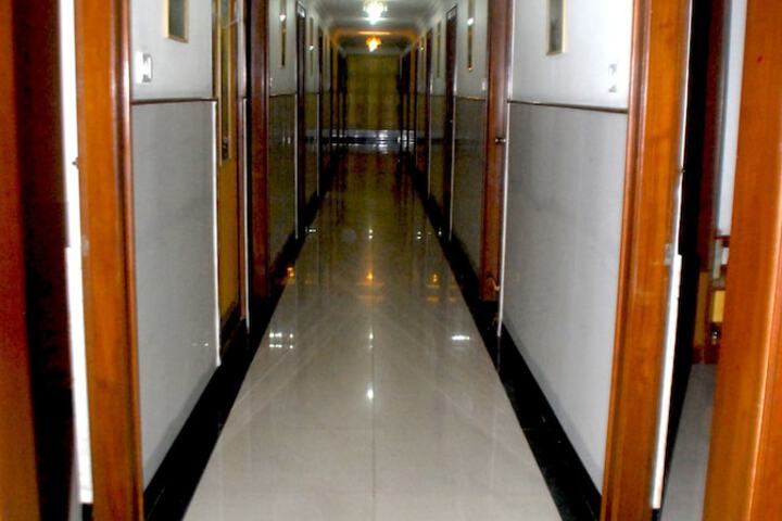 Ballroom/Hall 13 of 14