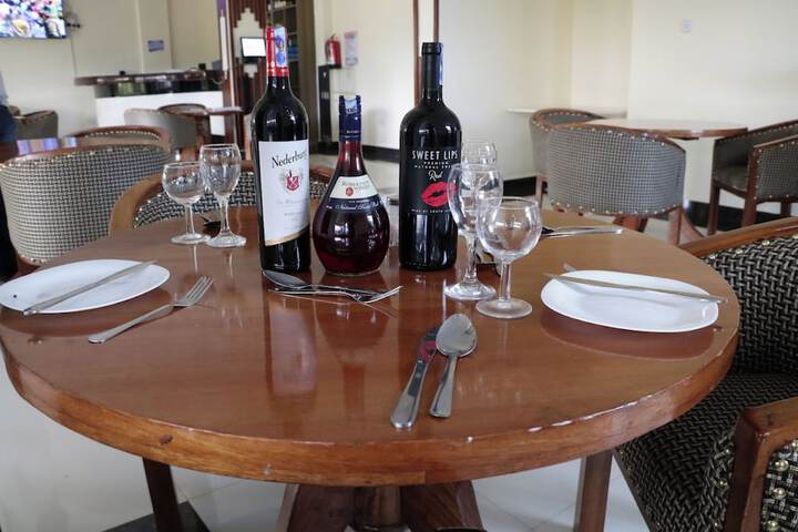 Dining 9 of 16