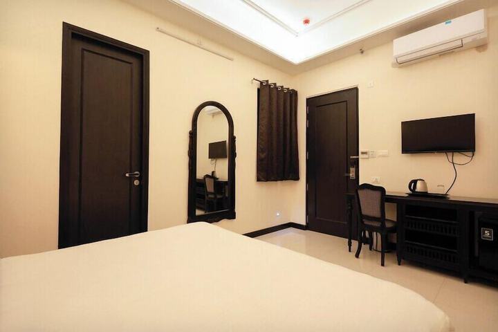 Room 13 of 18