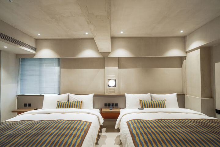 Room 120 of 199