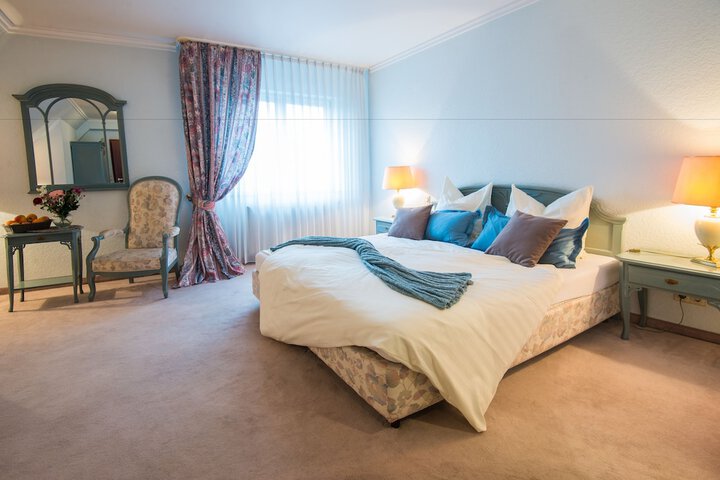 Room 2 of 33