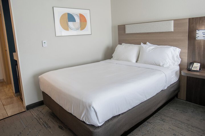 1 King Bed (2 of 20)
