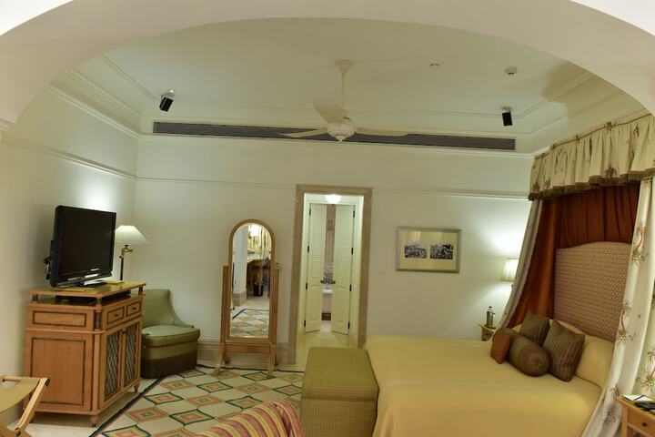 Room 6 of 53