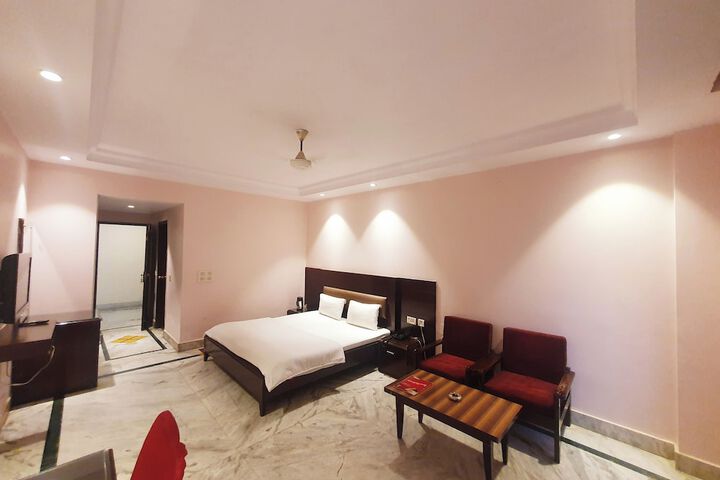 Room 5 of 9