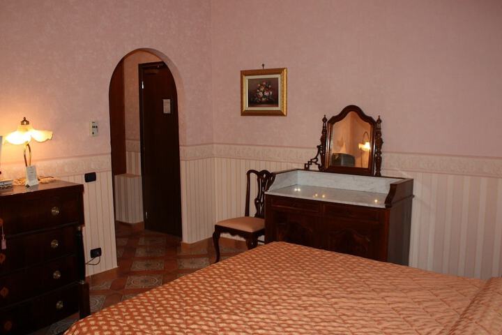 Room 19 of 38