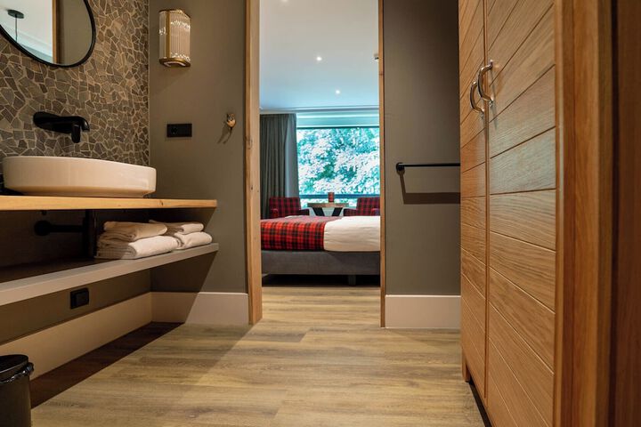 Room 32 of 93