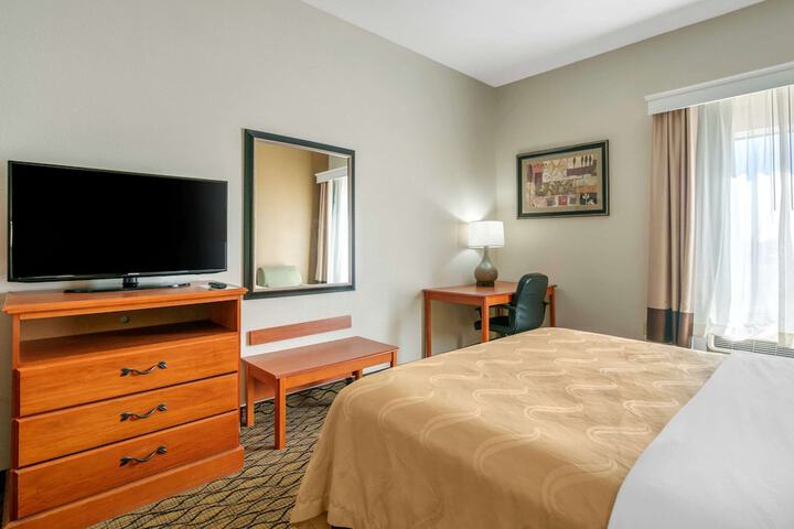 2 Queen Beds (6 of 8)