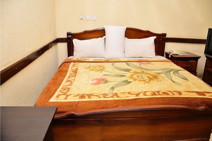 Room 9 of 37