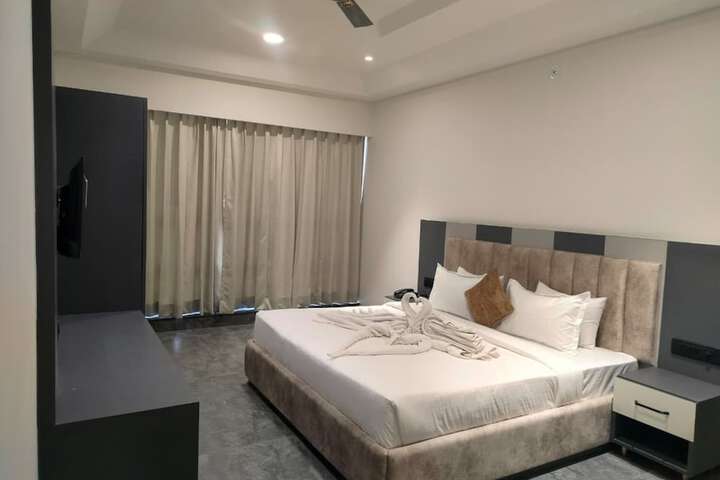 Room 13 of 19