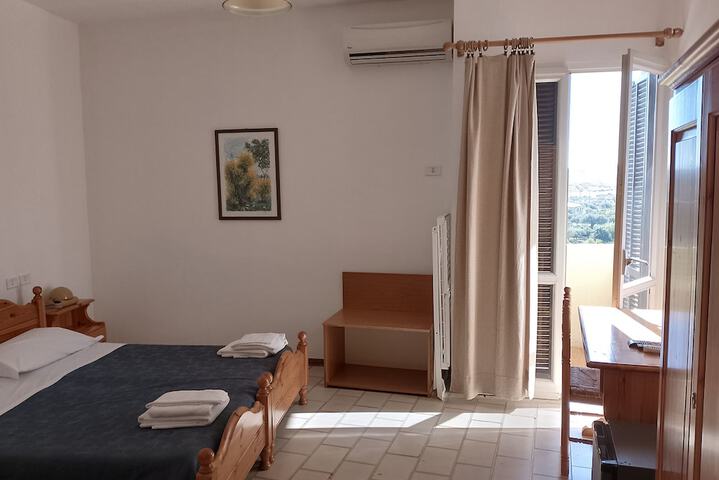 Room 10 of 27