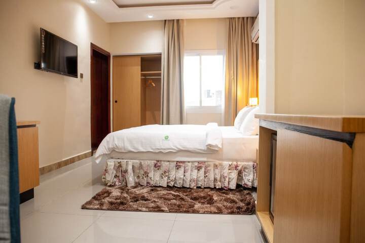 Room 6 of 28