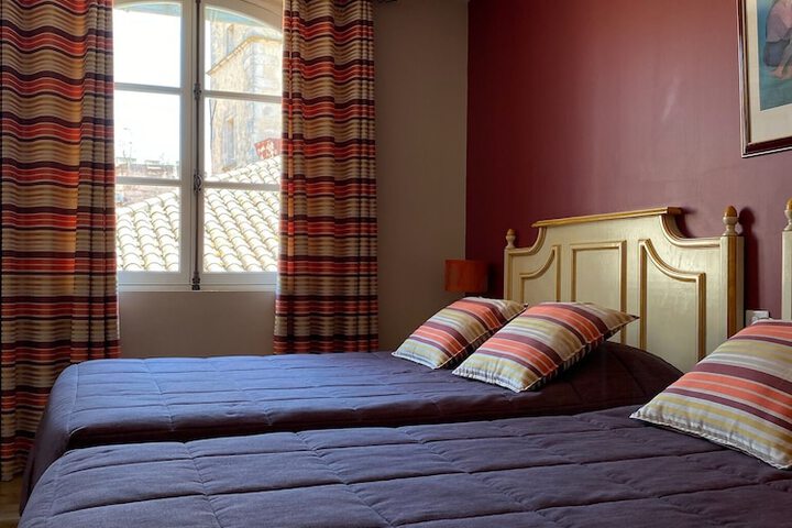 Room 26 of 136
