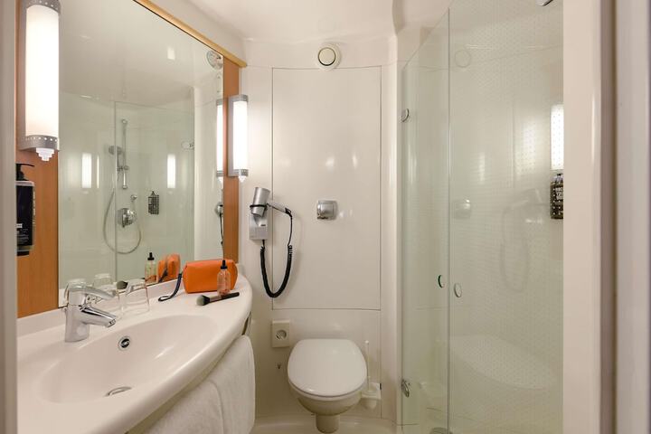 Room 10 of 70